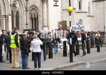 Riprese per i figli agiscono, basato sul romanzo di Ian McEwan inizia al di fuori della Royal Courts of Justice. Dotato di: atmosfera dove: Londra, Regno Unito quando: 22 Ott 2016 Foto Stock