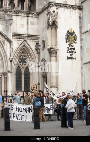 Riprese per i figli agiscono, basato sul romanzo di Ian McEwan inizia al di fuori della Royal Courts of Justice. Dotato di: atmosfera dove: Londra, Regno Unito quando: 22 Ott 2016 Foto Stock