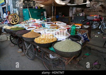 Spezie Indiane , i chicchi e millets su un camion per la vendita nel mercato di strada in Ajmer, Rajasthan, India Foto Stock