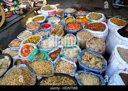 Pietanze e spuntini per la vendita su un camion nella strada del mercato di Ajmer, Rajasthan, India Foto Stock