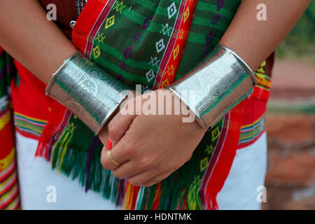 Debbarma donna tribale da Tripura indossando il tradizionale schiave - Bauti. Festival tribali in Ajmer, Rajasthan, India Foto Stock