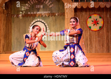 Ballerini tradizionali da Assam eseguendo Sattriya danza. Festival tribali in Ajmer, Rajasthan, India Foto Stock