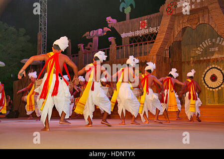 Manipur ballerini eseguono Dhol Cholam danza tradizionale di Manipur. Festival tribali in Ajmer, Rajasthan, India Foto Stock