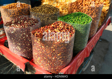 Pietanze e spuntini per la vendita su un camion nella strada del mercato di Ajmer, Rajasthan, India Foto Stock