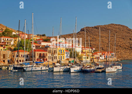 Yacht posti barca presso la città di Chalki, isola greca di Chalki situate al largo della costa nord di RODI, DODECANNESO Isola Gruppo, Grecia. Foto Stock