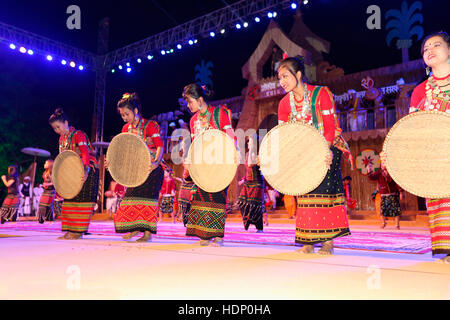 Danzatori tribali da Assam esecuzione di ballo tradizionale. Festival tribali in Ajmer, Rajasthan, India Foto Stock