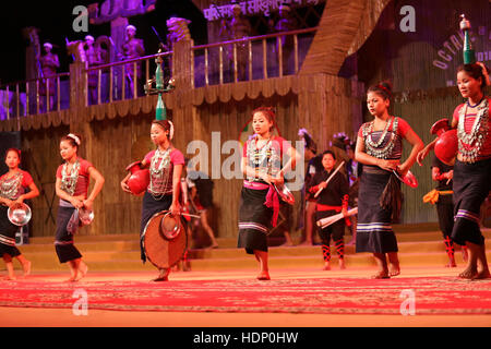 Bru Tripura ragazze tribali di eseguire la tradizionale danza Hojagiri. Festival tribali in Ajmer, Rajasthan, India Foto Stock