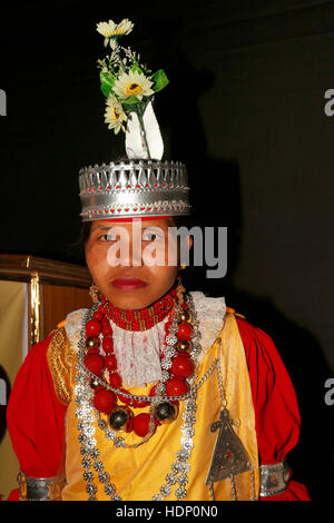 Ragazza tribali nel tradizionale abito Khasi chiamato Jainsem,dando corpo a forma cilindrica. Indossa Shanryndang intorno al suo collo. Festival tribali Foto Stock