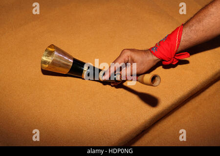 Singh ( Corno ) strumento musicale utilizzato da persone Bihu durante la danza Bihu Assam India. Foto Stock