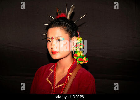 Rai Tribal Girl con copricapo da Sikkim - Bhuruwa , Chandi Rai. Facce rurali dell'India Foto Stock