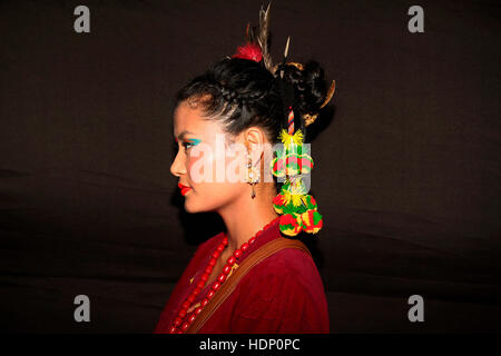 Rai Tribal Girl con copricapo Sikkim. Facce rurali dell'India Foto Stock