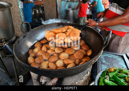 Kachori in vendita in Ajmer in un negozio di dolci , Rajasthan in India. Foto Stock