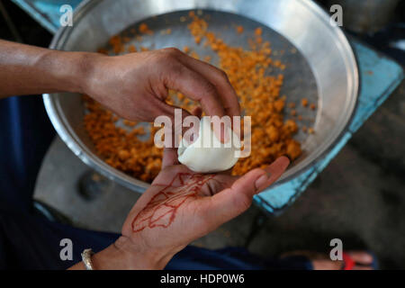 Processo di fabbricazione di Kachoris in Ajmer in un negozio di dolci , Rajasthan in India. Foto Stock