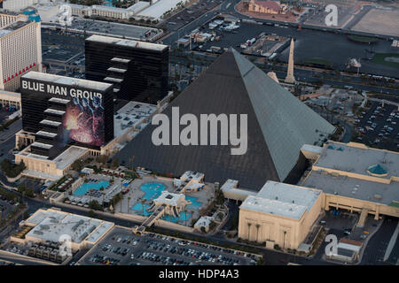 Vista aerea del Luxor Hotel la striscia di Las Vegas, Nevada, STATI UNITI D'AMERICA Foto Stock