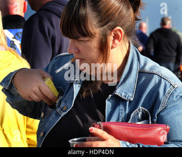 Donna con la sigaretta in bocca. Foto Stock