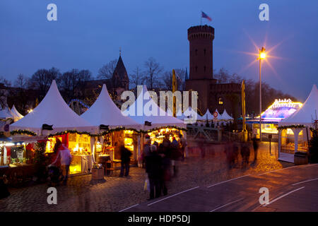 Germania, Colonia, il mercato di Natale presso il porto di Rheinau tra il museo del cioccolato e la torre di Malakoff. Foto Stock