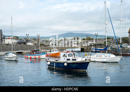 Una vista delle barche nel porto di Castletown, Isola di Man Foto Stock