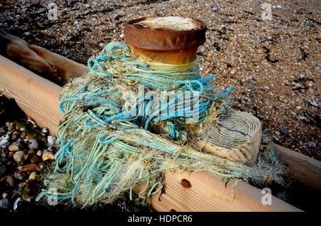 AJAXNETPHOTO. 2013. WORTHING, Inghilterra. - Inquinamento del Mare - Polietilene corda e maglia fine NYLON RETI DA PESCA avvolto intorno ad erosione costiera mare difese. Foto:JONATHAN EASTLAND/AJAX REF:NA130206 472 Foto Stock