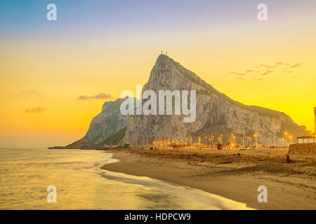 Vista sulla Roccia di Gibilterra al tramonto dalla spiaggia di La Linea de la Concepcion, Andalusia, Spagna Foto Stock