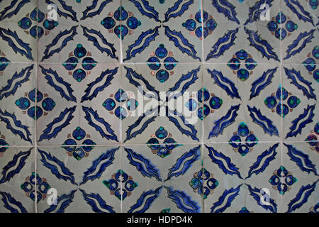 Piastrelle sulla parete del palazzo di Topkapi ad Istanbul in Turchia. Foto Stock