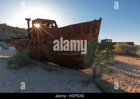 Old Ship che appoggiato sul fondo del lago d'Aral dopo le sue acque ha iniziato l'asciugatura, in Uzbekistan. Foto Stock