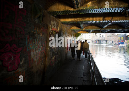 Regents Canal in Regents Park vicino a Camden Town in un freddo pomeriggio wintery in London, England, Regno Unito. Foto Stock