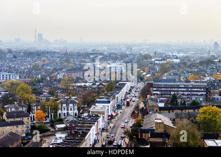 Vista di Londra dalla parte superiore della torre di arcata, a nord di Londra, Regno Unito, novembre 2013. L'edificio è stato rinnovato e ribattezzato Vantage Point. Foto Stock