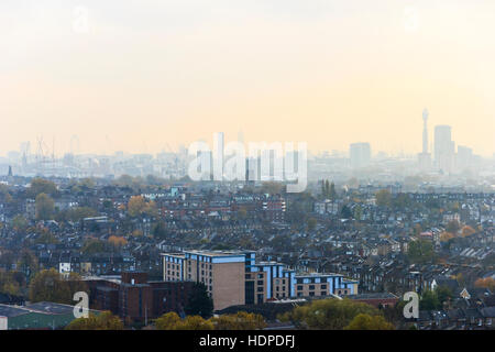 Inquinamento atmosferico su Londra dalla parte superiore della torre di arcata, a nord di Londra, Regno Unito Foto Stock