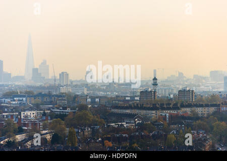 Inquinamento atmosferico su Londra dalla parte superiore della torre di arcata, a nord di Londra, Regno Unito Foto Stock