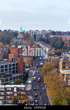 Visualizza San Giuseppe Chiesa e Highgate Hill dalla parte superiore della torre di arcata, a nord di Londra, Regno Unito, novembre 2013. Foto Stock