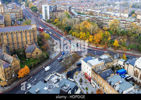 Vista aerea del 'Holborn Infermeria' (Campus Universitario) e Archway giratorie dalla parte superiore della torre di arcata, a nord di Londra, Regno Unito, novembre 2013. Foto Stock