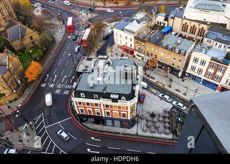 Vista aerea dell'arcata di taverna e giratorie dalla parte superiore della torre di arcata, a nord di Londra, Regno Unito, novembre 2013. Foto Stock