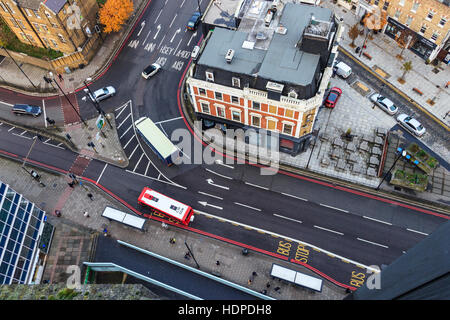 Vista aerea dell'arcata di taverna e giratorie dalla parte superiore della torre di arcata, a nord di Londra, Regno Unito, novembre 2013. Foto Stock