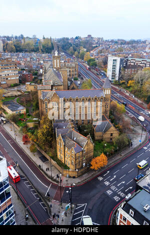 Vista aerea del 'Holborn Infermeria' (Università Camous) e Archway giratorie dalla parte superiore della torre di arcata, a nord di Londra, Regno Unito, novembre 2013. Foto Stock