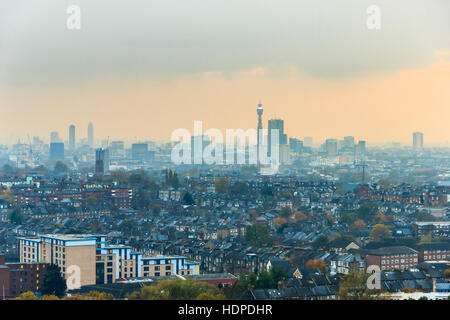 Inquinamento atmosferico su Londra dalla parte superiore della torre di arcata, a nord di Londra, Regno Unito Foto Stock