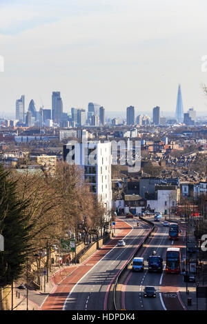 Pomeriggio di primavera guardando verso sud lungo Archway Road per la City di Londra, da Hornsey Lane bridge, a nord di Londra, Regno Unito Foto Stock