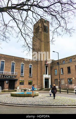 Hornsey Town Hall, progettato in stile modernista da Reginald Uren e costruito nel 1935, ora casa e art center, Crouch End, London, Regno Unito Foto Stock