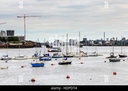 Barche in lui il fiume Tamigi, cercando downriver verso la Thames Barrier, North Greenwich, London, Regno Unito Foto Stock