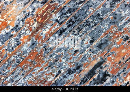 Composizione astratta di tessitura diagonale e modello formato da strati di vernice tolta da una superficie in legno Foto Stock