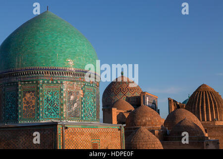 Shah i Zinda Mausoleo complesso e le sue cupole, Samarcanda, Uzbekistan. Foto Stock