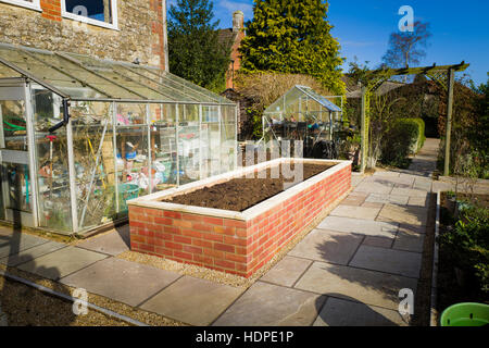 Il nuovo mattone sollevata la piantatrice e migliorata sentieri pavimentati per semplificare il giardinaggio per i pensionati Foto Stock