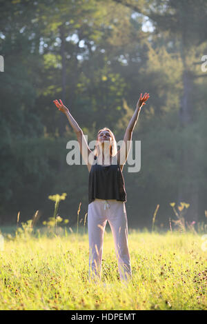 Bella ragazza smilling e chiedere la benedizione Foto Stock