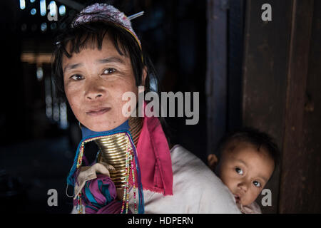 Ritratto di una donna Kayan portando il suo bambino, Loikaw, Stato Kayah, Myanmar. Foto Stock
