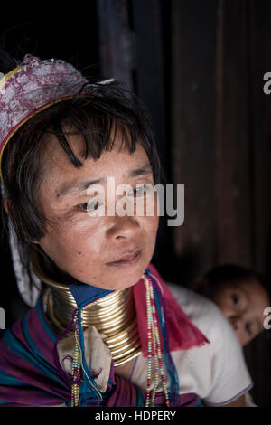 Ritratto di una donna Kayan portando il suo bambino, Loikaw, Stato Kayah, Myanmar. Foto Stock