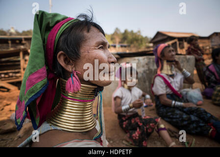 Ritratto di una tribù Karen donna con più tribù le donne in background, Loikaw, Stato Kayah, Myanmar. Foto Stock