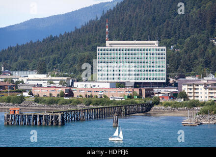 La piccola barca passando dal palazzo del governo di Juneau, capitale dell'Alaska. Foto Stock