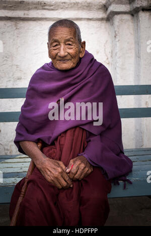 Ritratto di un anziano monaco buddista, Shwe Yan Pyay Monastero, Nyaungshwe, Myanmar. Foto Stock