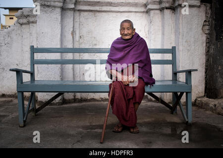 Ritratto di un anziano monaco buddista, Shwe Yan Pyay Monastero, Nyaungshwe, Myanmar. Foto Stock