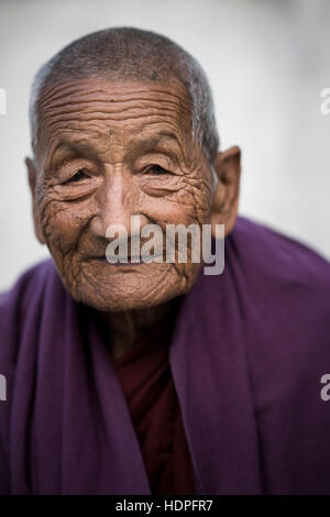 Ritratto di un anziano monaco buddista, Shwe Yan Pyay Monastero, Nyaungshwe, Myanmar. Foto Stock