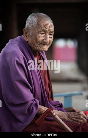 Ritratto di un anziano monaco buddista, Shwe Yan Pyay Monastero, Nyaungshwe, Myanmar. Foto Stock